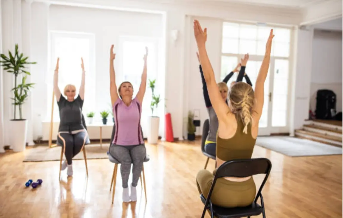 Le yoga sur chaise : une pratique douce et accessible, même après 60 ans